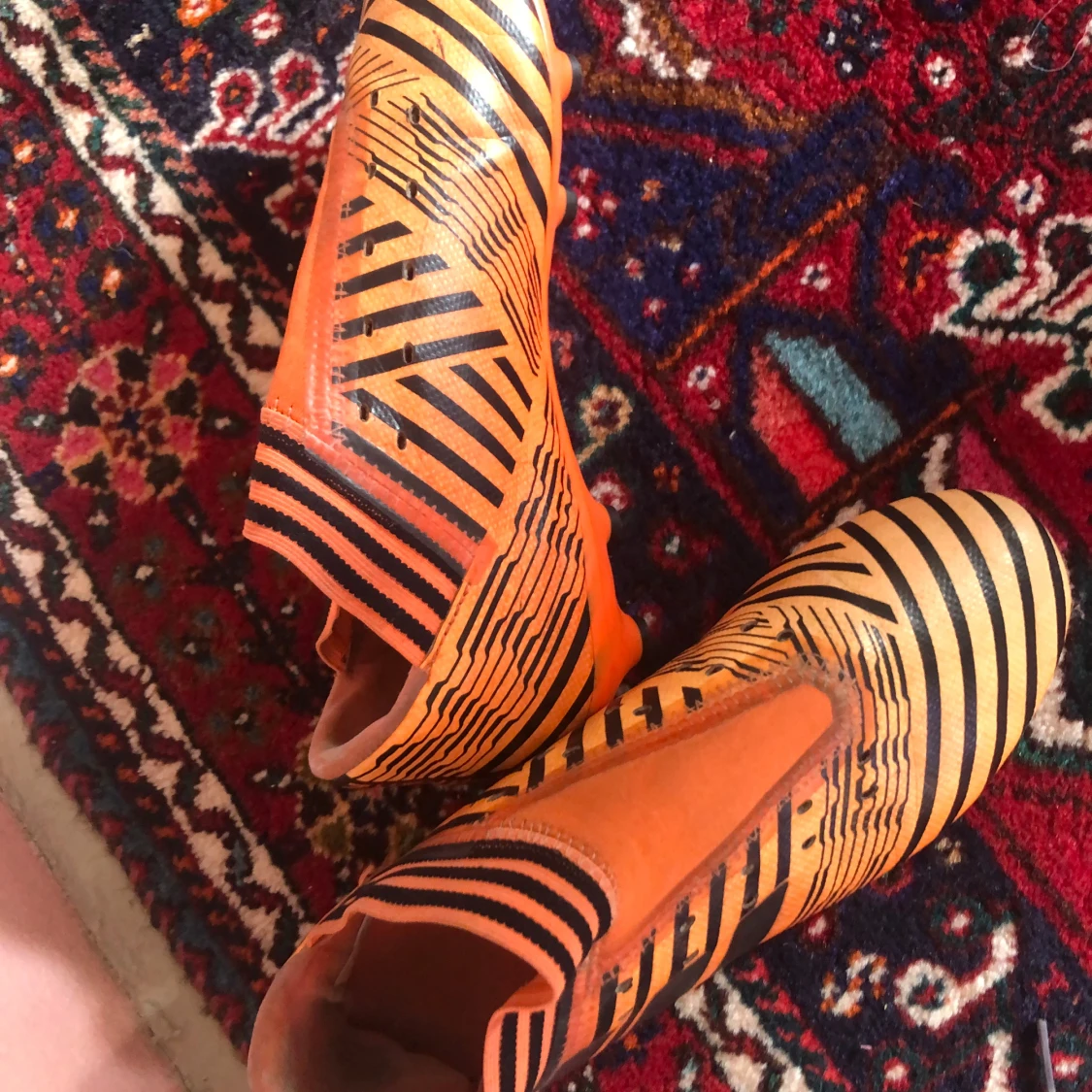 Orange och svarta fotbollsskor