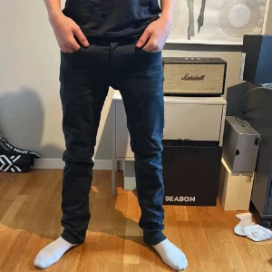 Replay jeans  - Snygga mörkblå Replay Hyperflex jeans med en tight passform. De har en klassisk design med fem fickor och bälteshällor. Perfekta för en stilren look. Hör av er vid funderingar