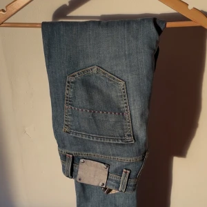 Tramarossa jeans  - Tvär feta tramarossa jeans i modellen ”Leonardo” vilket motsvarar slim fit i storlek 31. Fint skick utan några defekter. Skriv vid minsta lilla fundering! Priset är ej hugget i stenen.