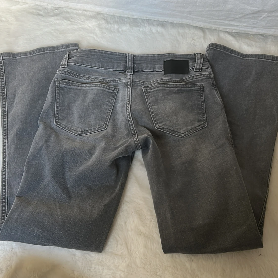 Grå jeans med bootcut - 1