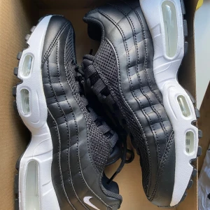 Nike Air Max i svart och vit (W AIR MAX 95 Nike sportswear sneakers) - De är helt nytt! Originals pris : 1 995kr. Fråga om vad ni vill veta om☺️ Snygga Nike Air Max sneakers i svart och vit med synlig luftdämpning i sulan. Skorna har en stilren design med snörning och en robust yttersula för bra grepp. Perfekta för både stil och komfort.