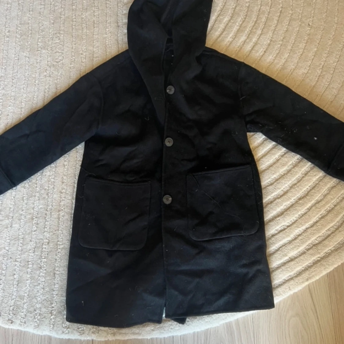 Svart kappa med knappar och bälte - 1