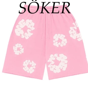 Söker ett par rosa shorts från tear denim - Söker shortsen på bilden i storlek M. Dom ska vara i ett bra skick och till ett bra pris.