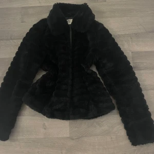 Svart pälsjacka från Vero Moda - Säljer en svart pälsjacka från Vero Moda. Jackan är i mycket bra skick, nästintill nyskick och har inga defekter. Köptes för 759kr, Säljer för 300kr