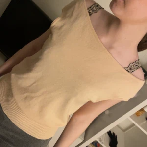 Beige/aprikos färgad offshoulder topp - Super söt topp som man både kan ha som offshoulder samt utan 💞💞💞💞
