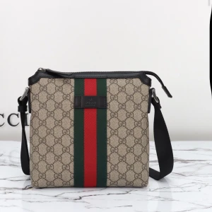 Gucci shoulder Bag beige - Snygga Gucci Shoulder Bags inne. De här är helt oanvända, med hög kvalité, allt tillbehör följer med. Ingen skada elr nåt på de. För mer frågar det är bara skriva 