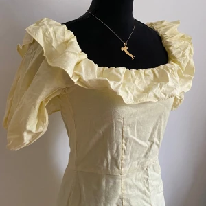 Sommarklänning - Oanvänd och i fint skick, storlek 36/S men funkar som XS. Dragkedja på sidan och går att ha som off shoulder! 💛