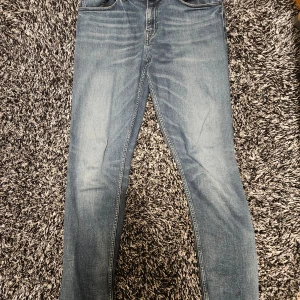 Blå jeans från Polo Ralph Lauren  - Säljer ett par klassiska blå jeans från Polo. De har en straight passform och är i bra skick. Perfekta för vardagsbruk och kan matchas med nästan vad som helst. Skriv om ni är intresserade eller har frågor! 