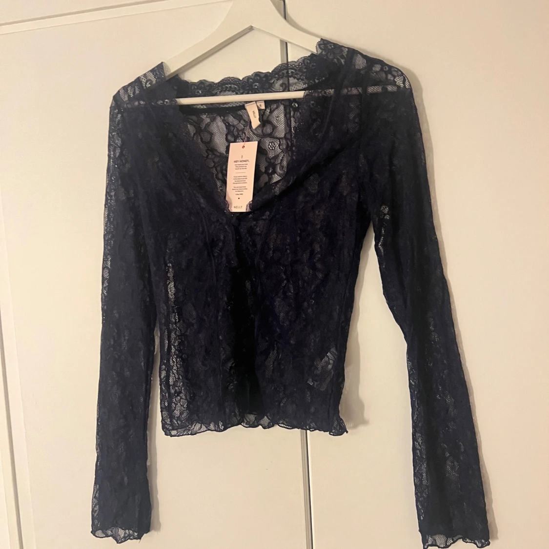 Marinblå spetsblus från Nelly