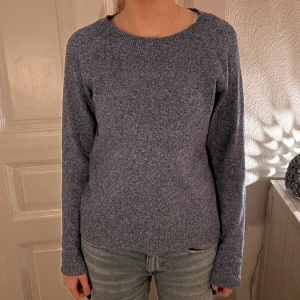 Blå stickad tröja - Säljer en mysig blå stickad tröja med rund hals och långa ärmar