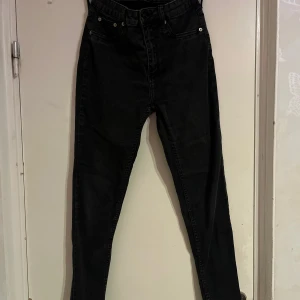 Svarta jeansbyxor från LAB - Snygga svarta jeansbyxor från LAB med hög midja och skinny passform. Perfekta för en stilren look. De har klassisk femficksdesign och knappgylf.