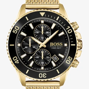 Guldfärgad klocka från Hugo Boss - En helt ny oöppnad Hugo Boss klocka.  Jag skickar gärna video om så önskas.   Material & Utförande Modell: 1513906 Rek. pris 5 310 kr  Tillverkare: Hugo Boss Serie: Admiral Typ: Herrklocka, Dress / Sportmodell Diameter: Ø 46.00 mm Tjocklek: 11.95 mm Boett: Borstat/polerat gulguldtonat stål Baksida boett: Solid Armband: Guldfärgat gulguldtonat stål Urtavla: Svart med självlysande markeringar indexmarkeringar, självlysande visare Spänne: Viklås i gulguldtonat stål Glas: Mineral Bezel (ring): Gulgu