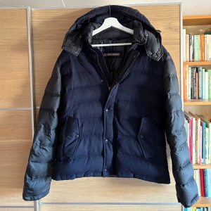 Hetregó jacka  - Går att ta av luvan (sista bild) vilket gör den mer till en vårjacka- Storlek 50 italiensk, M - Fint skick inga större defekter, skicka meddelande vid funderingar!