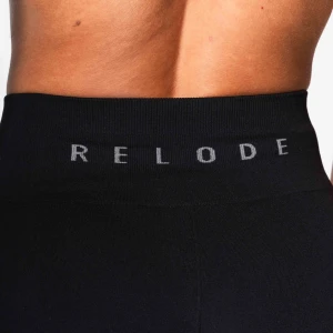 Relode tights  - Snygga svarta leggings från Relode i en tight passform. De är högmidjade och perfekta för träning. Materialet är stretchigt och bekvämt, vilket ger en smickrande siluett. Perfekta för att hålla dig bekväm och stilren under träningspasset. Storlek xxs men lite stor i storleken så passar xs, inte mycket använda