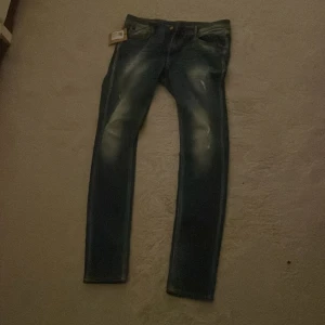 Lågmidjade jeans, slim  - Helt nya med slitningar på framsidan, slim passform 