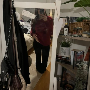 Vinröd tröja från Andy by Faye Dandy - Säljer en stilren vinröd tröja från Andy by Faye Dandy. Tröjan har en klassisk rund halsringning och långa ärmar. Perfekt för en avslappnad look. Hör av dig vid intresse! 🌟