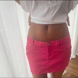 Rosa jeanskjol  - Säljer min snygga rosa jeanskjol då den är för stor. Midjemått rakt över: 40cm💕