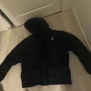 Frank Dandy Puffer Jacka Herr storlek M  - Svart jacka från Frank Dandy, helt ny, aldrig använd utomhus, bara prövat på en gång och den var för stor. Kan skicka fler bilder om man vill, nypris på jackan är 3000kr