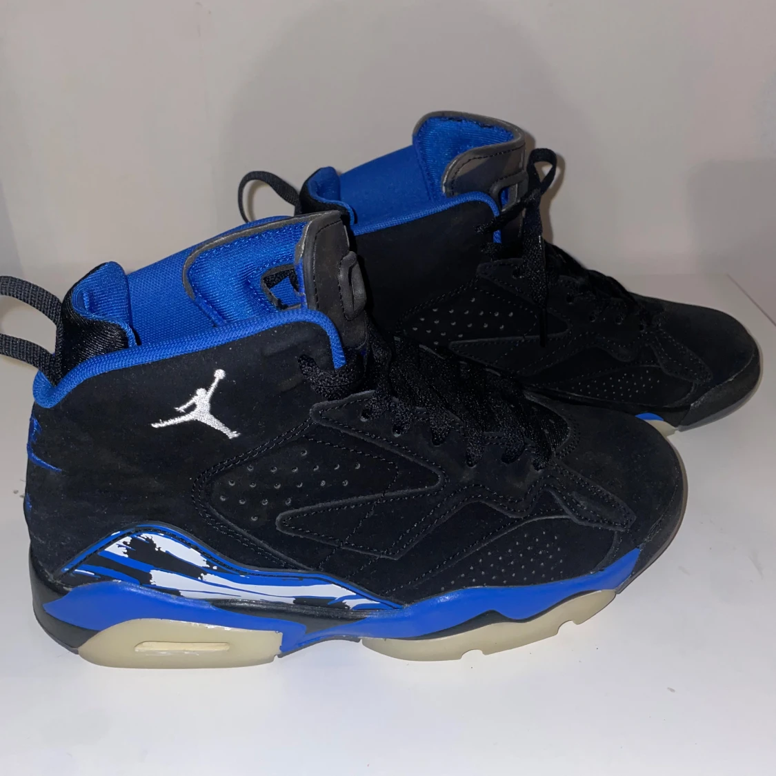 Svarta och blå Nike Air Jordans - 2