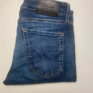 Blå jeans från Jack & Jones - Snygga blå jeans från Jack & Jones med en klassisk femficksdesign. De har en slim passform och är tillverkade i slitstarkt denim. Perfekta för en stilren stil! Pris kan diskuteras! Var inte rädd att ställa frågor, svarar så fort jag kan. 