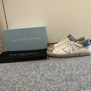 Philippe model skor - Säljer dessa snygga philippe model skor som är i storlek 41 men sitter 42 de är i väldigt bra skick skulle tippa på att de är använda cirka 15 gånger i sommras sen bara legat. Frågor för mer bilder och så order bekräftelse finns också! PRIS EJ HUGGET I STEN!