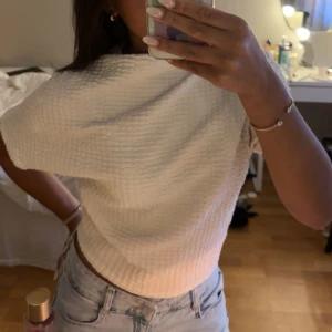 Vit ribbad offshoulder topp - Säljer denna vita toppen med så snygg passform🤩
