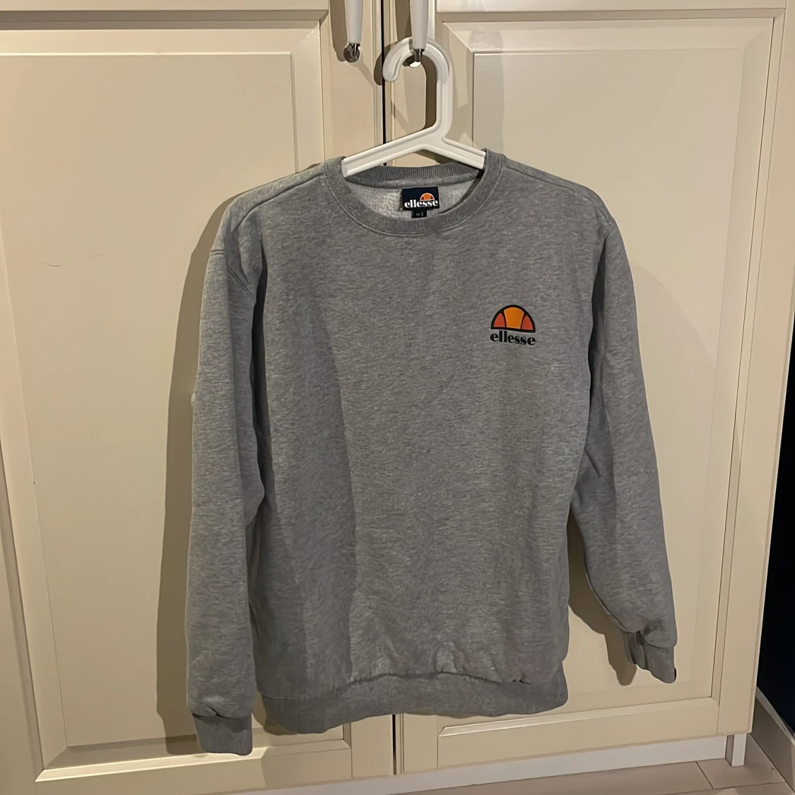 Grå sweatshirt från Ellesse
