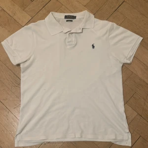 Vit pikétröja från Ralph Lauren - Säljer en klassisk vit pikétröja 8/10 skick använd några enstaka gånger från Ralph Lauren i slim fit. Ny pris circa 1500kr. Perfekt för en stilren look. Pris kan diskuteras 