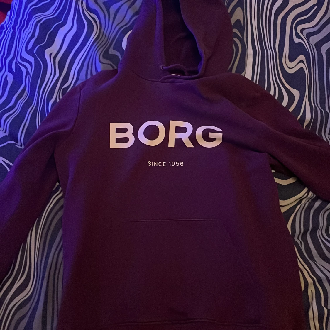 Vinröd hoodie från BORG