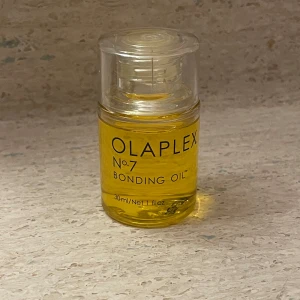 Olaplex No.7 Bonding Oil - Säljer en flaska Olaplex No.7 Bonding Oil, 30 ml. Denna hårolja är känd för att stärka och skydda håret samtidigt som den ger glans och mjukhet. Perfekt för att minska friss och förbättra hårets struktur. Använd 2 gånger därav priset. 