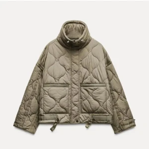 Grön quiltad jacka Zara - Perfekt jacka till våren! ☀️🌷 Endast använd en gång och säljer den pga att den inte kommit till användning 🥰(bild nummer 2 lånad!)