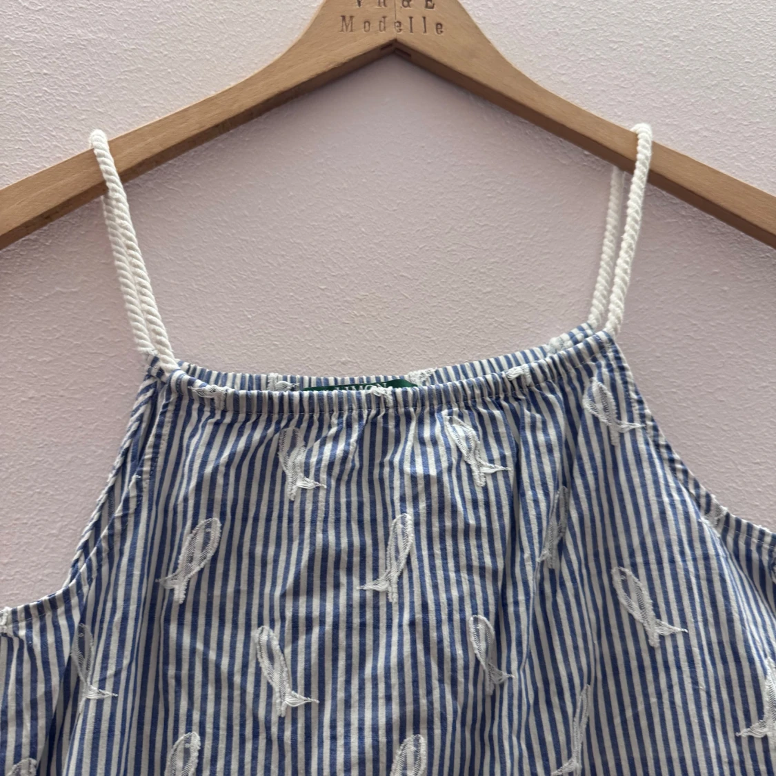 Randig sommarklänning med fiskmönster - 1