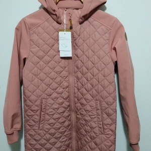 Rosa quiltad jacka från Name It - Säljer en snygg rosa quiltad jacka från Name It. Jackan har en dragkedja framtill och en praktisk huva. Perfekt för kyligare dagar med sin långa ärm och stilrena design. Passar perfekt för dig som vill ha en stilren look.