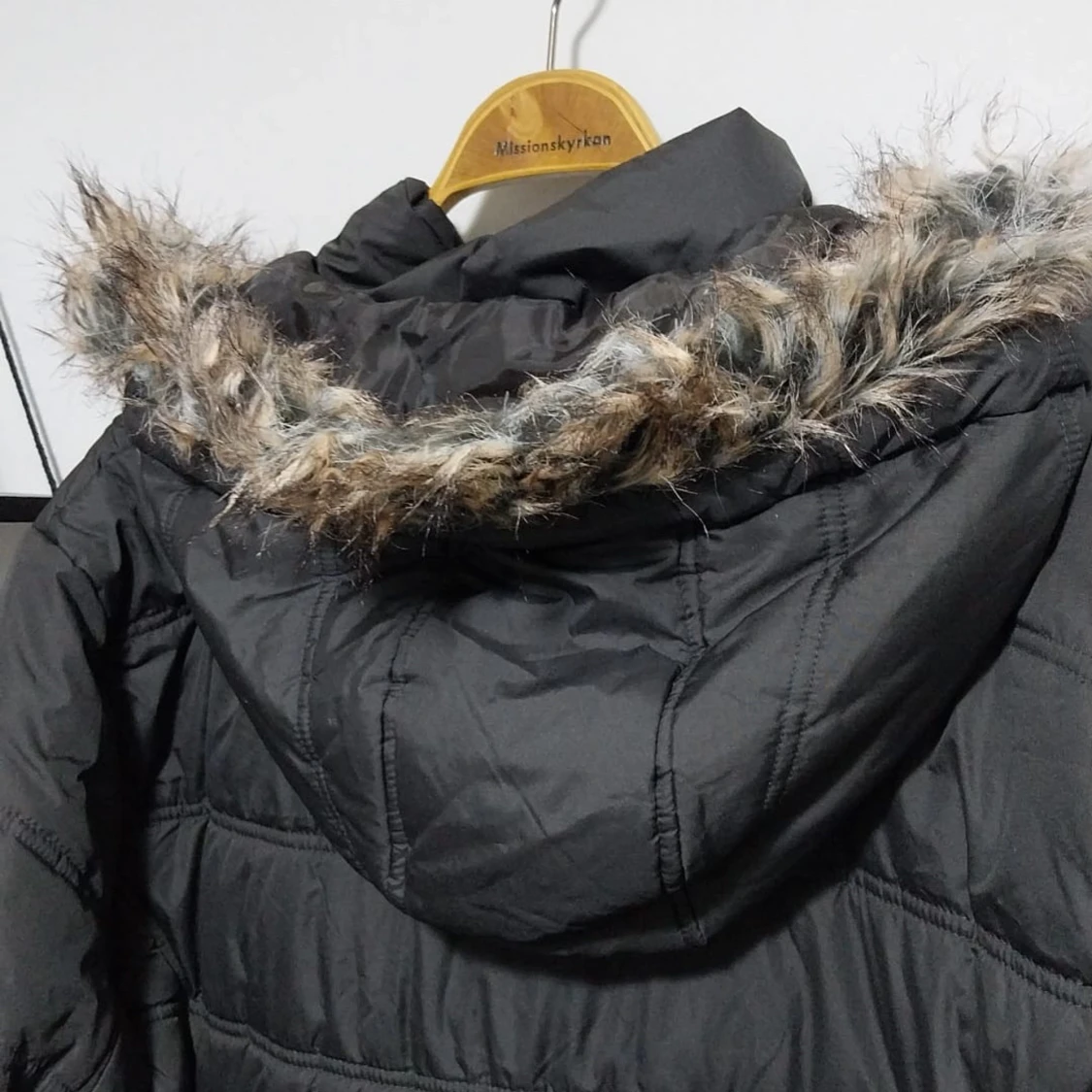 Svart quiltad dunjacka med fuskpäls - 2