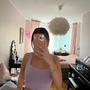 Lila magtröja Terranova - Magtröja is storlek M passar mig i som är en storlek s inte så använd köpt i Italien 