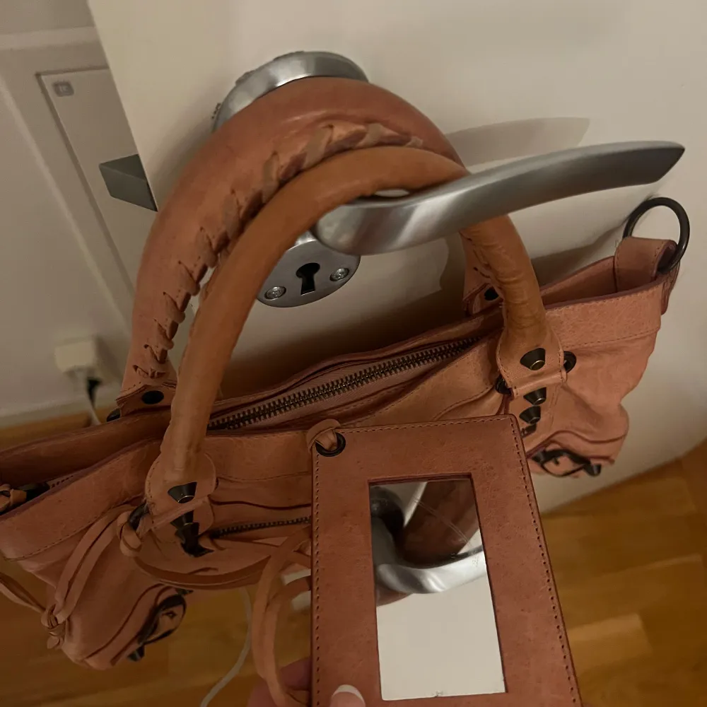 Säljer min balenciaga leather handbag pink köpt på Vestiaire collective därav äkta. Nypris 6000kr. (Inga defekter som ny) . Väskor.