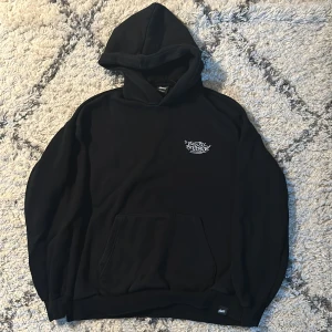 Svart Hoodie - Den fin svart pullbear hoodie som är i ok skick.