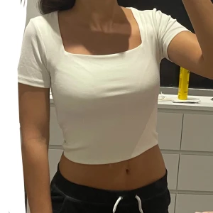 Vit tröja  - Säljer denna vita tröja, använd ett fåtal gånger. säljs för d ej är min stil.  Skriv för mer info eller bilder! 