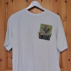 Säljer en vit t-shirt med ett coolt Van Gogh-tryck. På framsidan finns en liten bild med texten 'Vincent Van Gogh' och på baksidan ett större tryck av en av hans målningar. Perfekt för konstälskare som vill ha något unikt i garderoben!