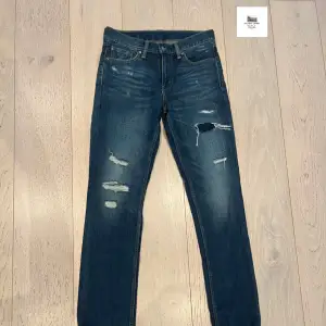 Levi’s jeans slitna | Skick - 9/10 | Size - 30/32 | Pris - 299kr | Modellen är ca 182cm lång | Fraktar via postnord eller instabox på köparens bekostnad | Hör av dig vid minsta fråga eller fundering // 