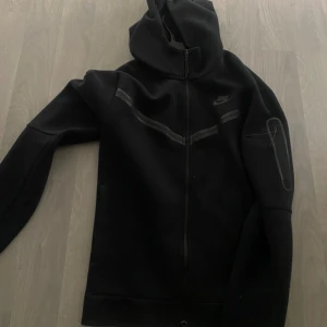 Nike teech fleece tröja  - Säljer min nike teech fleece tröja   Använd 2-3ggr Använder ej längre !!