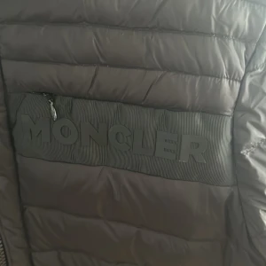 Moncler Bomberjacka M/L - Snygg unik Moncler jacka  Passar perfekt för höst vår Skick 10/10 Passar dig som har M/L perfekt Skicka pm om du har några frågor!