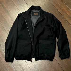 Rose and born jacka  - Jackan är i nyskick. fint material från Loro piana. Går bra att använda på hösten/vintern. Ny priset ligger på 14,999kr. Tveka inte på att höra av er vid flera frågor 