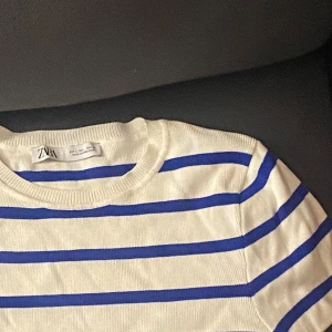 Vit blå tröjan från Zara - Aldrig använt,Storlek L