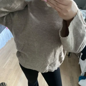 stickad tröja - Helt oanvänd tröja!! Såå mjuk och skön!!!!🤎🤎 perfekt till hösten