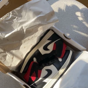 Nike Jordan 1 - Köpta förra hösten på footlocker, tyvärr endast använda ca 2ggr så därmed nästan som nya. Går att buda. 