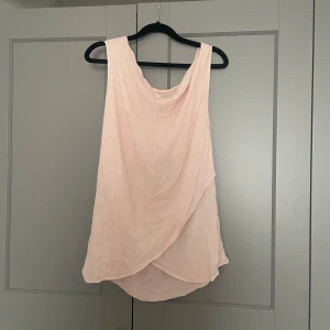 Rosa tröja - Köpt begagnad och då var den använd fåtal gånger. Jag har aldrig använt den.