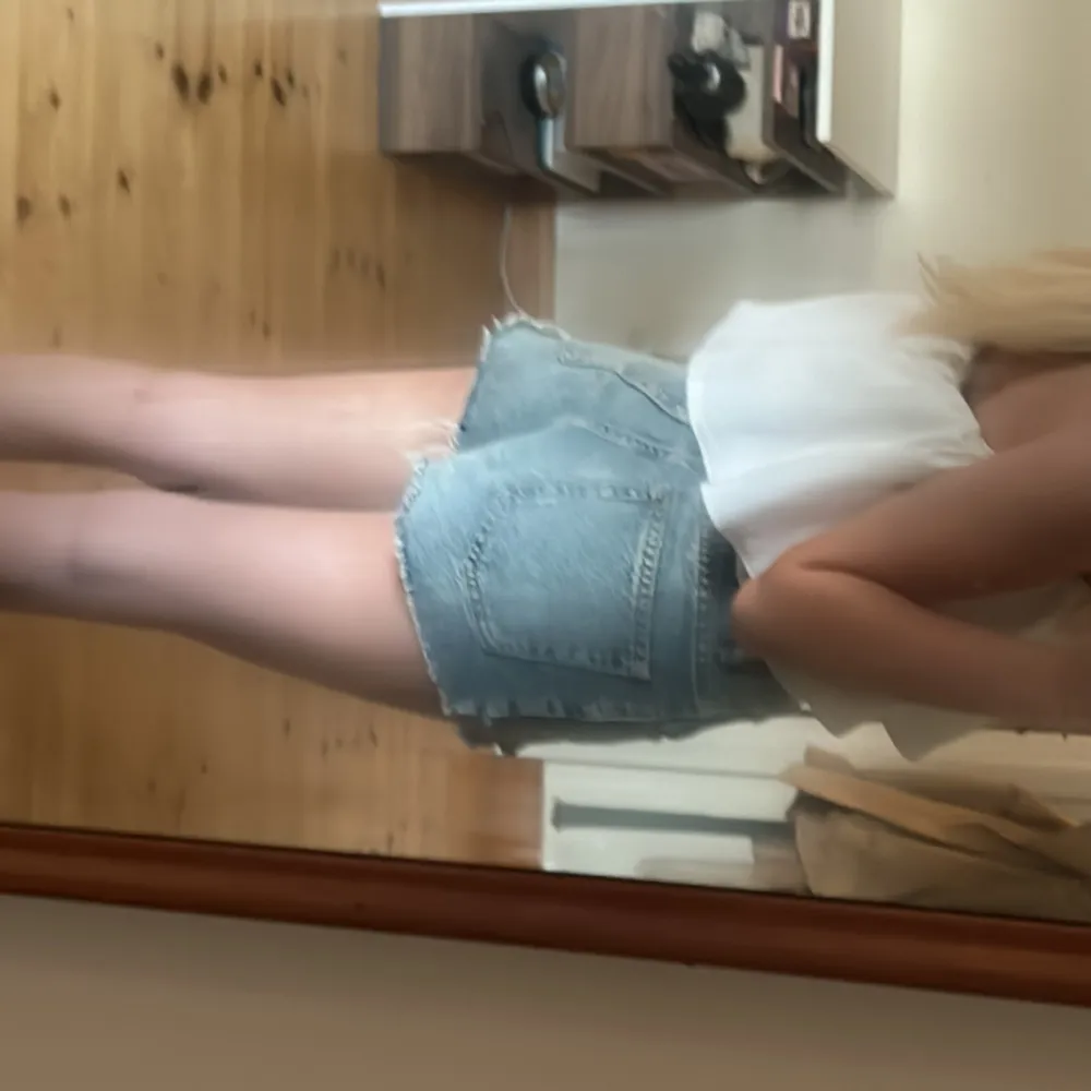 Jätte fina midwaist jeans shorts från zara i väldigt gott skick så jag köpte en för liten storlek och inte kunnat använda dom så mycket. . Shortsit.
