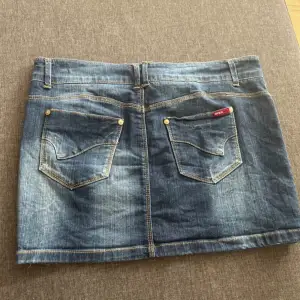 Jeans mini kjol som jag säljer eftersom att den inte kommer till användning. Den är i väldigt bra skick.