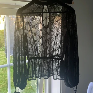 Svart blus med ballongärm - Så söt svart blus från bikbok i storlek S, aldrig använd så skulle säga nyskick 